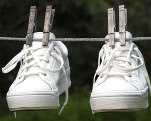 Як швидко відмити біле взуття вдома