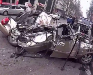 В Донецке террористы раздавили танком машину с пассажирами внутри