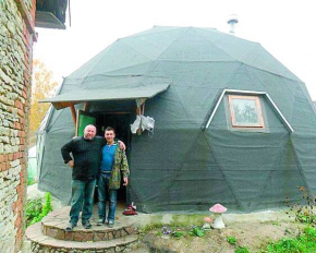 Павел Банников за семь тысяч долларов построил дом-полушар