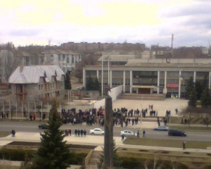 В Константиновке проходит митинг против ВСУ