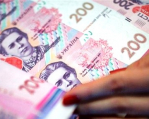 Нацбанк резко обвалил гривню