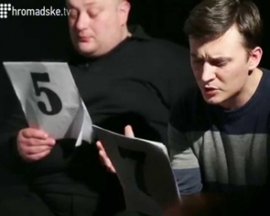 "Щоб привернути увагу,  треба сидіти у в'язниці або померти"