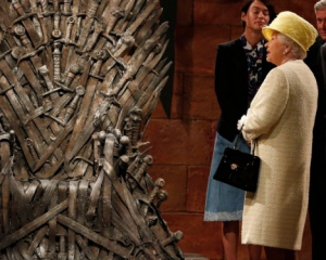 Авторы &quot;Игры престолов&quot; объяснили, почему королева Британии не села на Железный трон