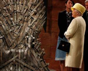 Автори &quot;Гри престолів&quot; пояснили, чому королева Британії не сіла на Залізний трон