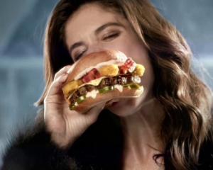 Ангел Victoria&#039;s Secret аппетитно поедает бургер в откровенной рекламе
