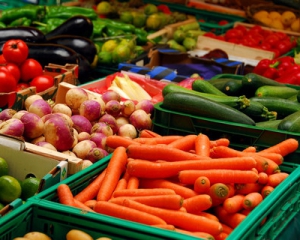 В Україні продовжують дешевшати овочі і фрукти