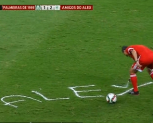В прощальном матче бразильского футболиста его имя написали исчезающим спреем