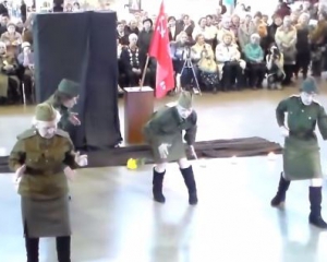 Интернет &quot;всколыхнули&quot; российские пенсионерки, которые танцуют под dubstep на фоне серпа и молота