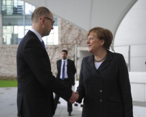 В Берлине началась встреча Яценюка с Меркель