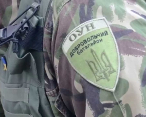 Военные на БТРах окружили бойцов ОУН в Песках - требуют сдать оружие