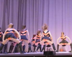 Еротичний танець російських школярок вразив інтернет