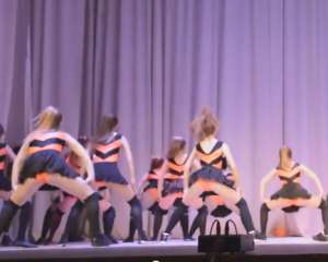 Эротический танец российских школьниц порвал интернет