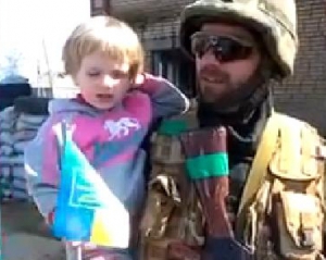 &quot;Ця війна непотрібна нікому&quot; - маленькая девочка спела украинским воинам