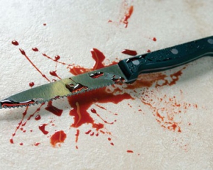 72-річний киянин зарізав себе ножем