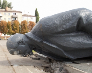 Ленінопад у Харкові: впали ще два пам&#039;ятники
