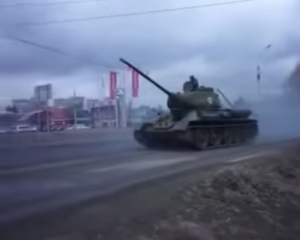 Росія відправила у Донецьк колону парадної військової техніки