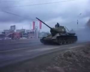 Россия отправила в Донецк колонну парадной военной техники