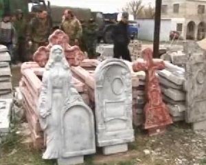 Росія подарувала ЛНРівцям на 9 травня 80 хрестів і надгробків