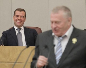 Медведев отказался есть нитратную грушу Жириновского