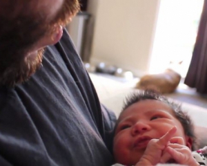 Новорожденная девочка засыпает под дыхание Дарта Вейдера - новое видео, взорвавшее интернет