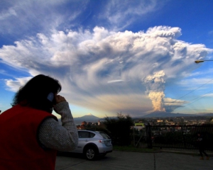 Перші секунди виверження Кальбуко в Чилі