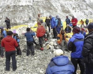 Лавина на Эвересте похоронила под собой 90 альпинистов
