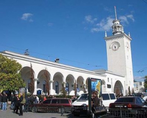 Пустой вокзал и железнодорожные кассы - &quot;туристический сезон&quot; в Симферополе