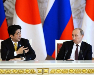 Премьер Японии не поедет на парад к Путину