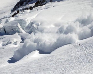 Альпинисты сняли шокирующие кадры изнутри лавины после землетрясения в Непале