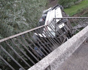 На Кировоградщине с моста слетел автобус: есть погибшие и раненые
