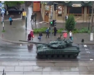 Российские танки прошли по Луганску - СМИ