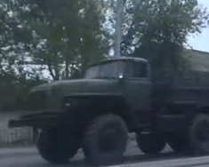 Журналист снял, как по Донецку проехала колонна запрещенной техники