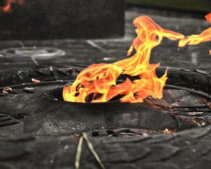 У Харкові знову розфарбували у жовто-блакитний &quot;Вічний вогонь&quot;