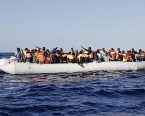 У Середземному морі перекинулось судно з мігрантами
