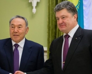 Порошенко поздравил Назарбаева с победой