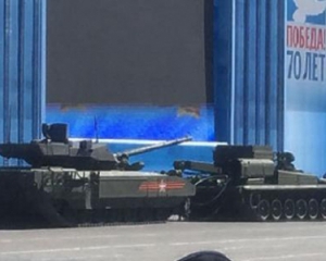 Новітній російський танк заглох на репетиції параду у Москві