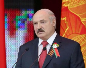 Лукашенко одел одновременно георгиевскую и яблочную ленту