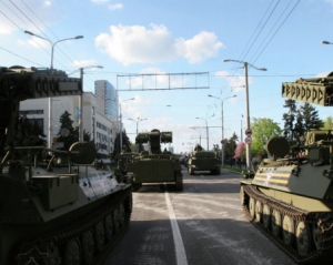 В Донецке на парад вышли полторы тысячи сепаратистов