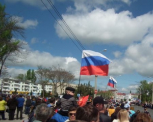 Парад в Криму пройшов з перепустками, металошукачами, а "козаки" влаштували окрему ходу