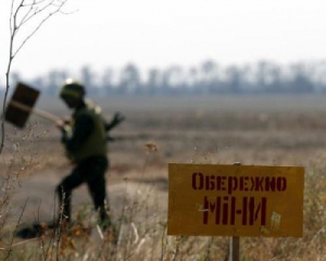 У Луганській адміністрації уточнили, що від вибуху фугаса загинули двоє військових і два волонтери
