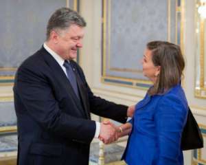 Киев заверил, что не хочет воевать на Донбассе - Нуланд