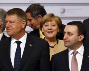 Меркель высказалась за отмену виз для Украины и Грузии