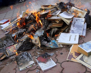 Оккупанты в Крыму уничтожают крымскотатарские и украинские книги