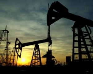 Нафта дешевшає через новини про запаси США