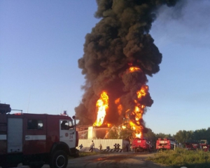 ДержНС: Пожежа на нафтобазі під Києвом поширюється - охопила уже 7 резервуарів