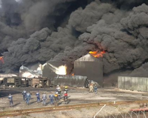 На нефтебазе под Васильковом полностью выгорели 4 резервуара