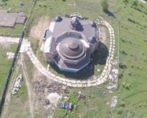 СМИ показали имение с медными куполами дочери Кивалова