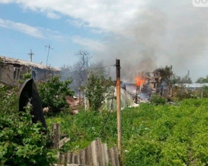 Во время обстрела Станицы Луганской сгорели два дома, погибла женщина - Москаль
