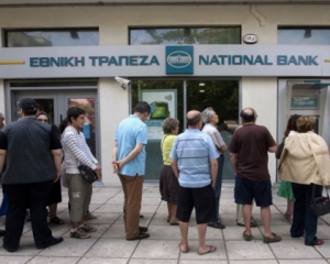 Греция на неделю закрывает банки и ограничивает снятие налички