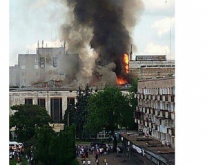 Пожежу в черкаському театрі загасили, троє рятувальників потрапили у лікарню